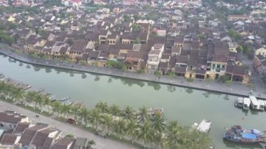 üst görüş nehir döşeli yollar ile şehir parçaları ayırır