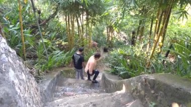 insanlar turistler tepe yamaç üzerinde antik taş merdivenlerden aşağı gitmek