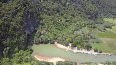 dağ mağarasından akan sakin nehir üzerinde hava hareketi