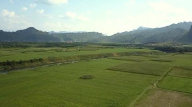 alanları nehir ve dağlar hava ile kırsal manzara