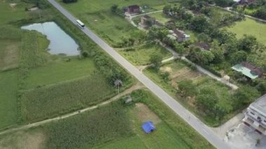 kırsal sitede yol geçmiş şehir boyunca üst görünüm otobüs sürücüleri