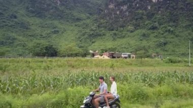insanlar dağ anten yakınındaki kırsal sitede scooter seyahat