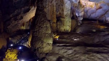 Paradise Cave dev sarkıt sütunları etrafında hareket