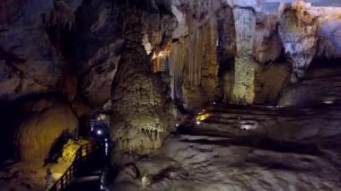 parlak aydınlatılmış tavan ve Paradise Cave karanlık alt