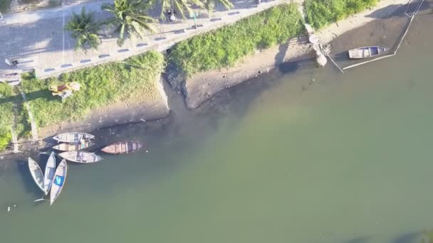 Barcos de vista superior vertical páramo en el río en el terraplén — Vídeo de stock
