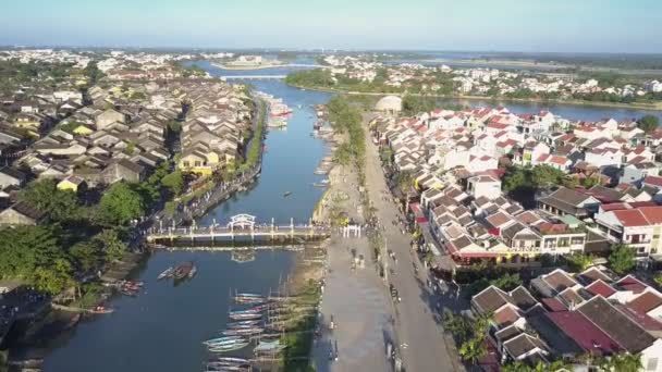 Vista superior rio calmo com barcos separa partes da cidade — Vídeo de Stock