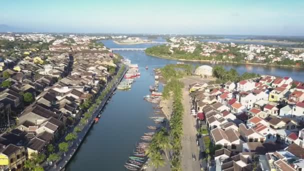 Vista de pájaro pequeño pueblo separado por un río serpenteante — Vídeos de Stock