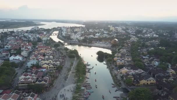 Vista de pájaro distritos de la ciudad en las orillas del río con barcos — Vídeos de Stock