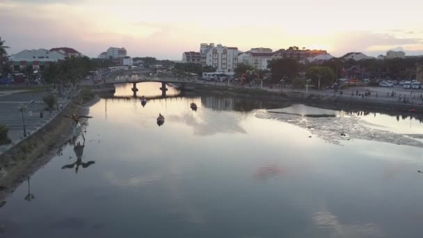 Felső kilátás halászhajók vitorla közelében híd a városban este — Stock videók