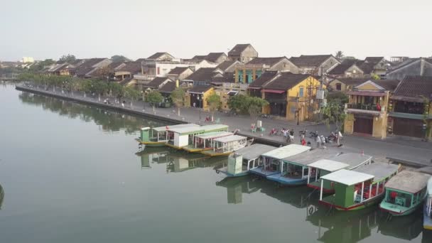 Edificios de la ciudad vista superior en terraplén en el río con barcos — Vídeo de stock