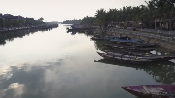 Barcos de pesca vista superior en el río que reflejan nubes blancas — Vídeos de Stock