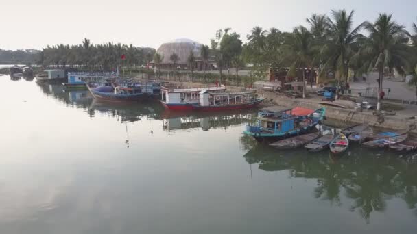 Верхний вид туристические лодки дрейфуют по реке против белого купола — стоковое видео