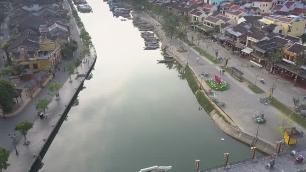 고요한 강을 가로지르는 다리로 연결된 상부 전망 마을 부분 — 비디오