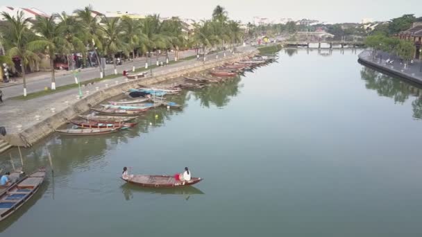 Vista aerea donne attraversano il fiume riflettendo alberi in barca — Video Stock