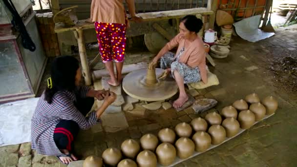 Donne lavorano con grande ruota e parlare in laboratorio di ceramica — Video Stock