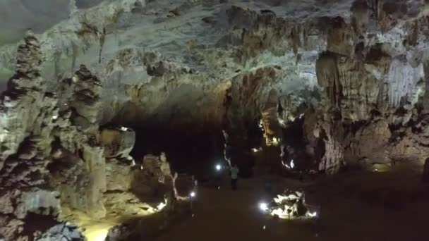 Воздушное движение внутри древней пещеры, освещенной проекторами — стоковое видео