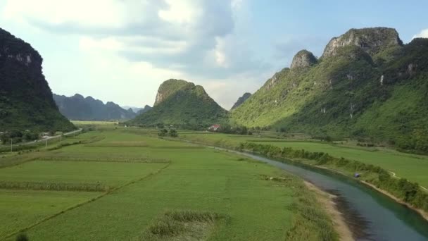 Moto aereo sopra valle con campi fiume e montagne — Video Stock