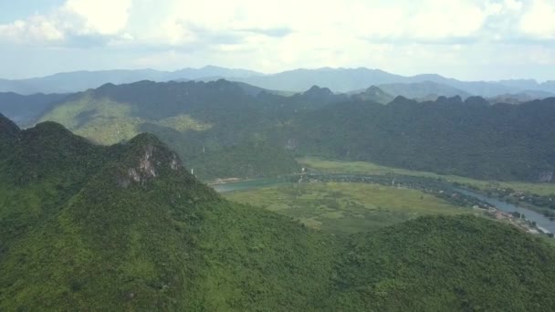 Landschap met vallei doorkruist door rivier en bergen antenne — Stockvideo