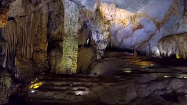 Beweging van verlichte muur tot donkere kolom in Paradise Cave Hall — Stockvideo