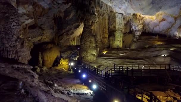 摄像机在天堂洞穴大厅从灯行移动到地板 — 图库视频影像