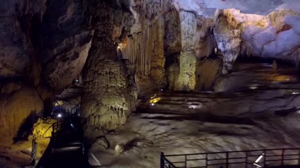 Línea de lámparas de la cubierta de observación y techo brillante en Paradise Cave — Vídeos de Stock