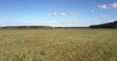 güneşli gölgeli noktalar üzerinde saman rulo ile çim alan üzerinde uçuş