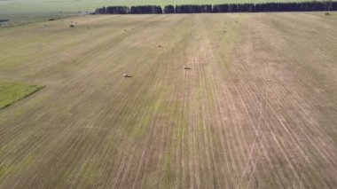 drone karayolu ile paketlenmiş saman balyaları ile alana iner