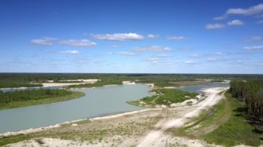 gökyüzü hava görünümüne karşı göl adaları ve yol ile manzara