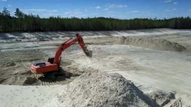kürek ile kazıcı yaz hava görünümünde kum çukurunda duruyor