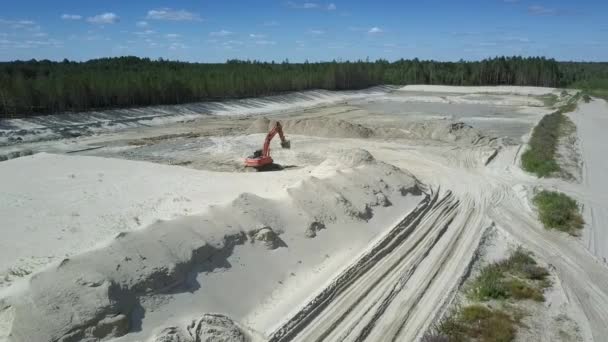 Pedreira de areia com escavador na colina em madeira e vista aérea do lago — Vídeo de Stock