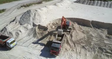 kazıcı kum ocağı üst görünümünde boş damper içine cevher yükler