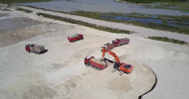 Escavador carrega minério de areia em caminhão basculante em pit vista aérea — Vídeo de Stock