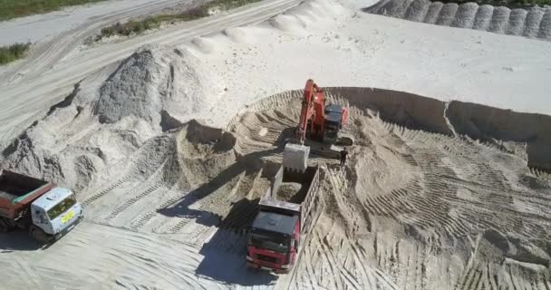 Kazıcı kum ocağı üst görünümünde boş damper içine cevher yükler — Stok video