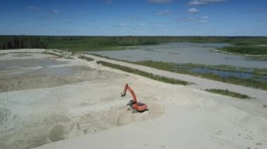 kamera göllerde kırmızı kazıcı ile kum ocağı üzerinde yükselir