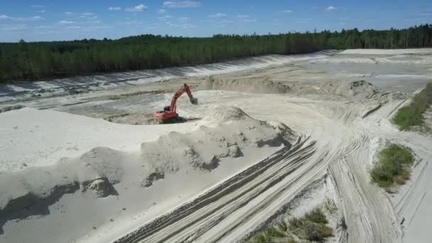 Excavatrice se tient sur le sable à la fosse près des lacs vue d'oiseau — Video