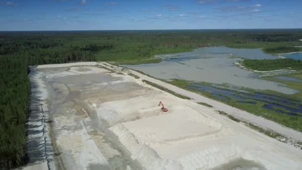 Grande fosse de sable et creuseur entre les fores et les lacs vue supérieure — Video