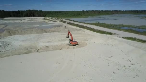 Luchtbeweging boven graafmachine bij Sand pit in de buurt van Calm Lakes — Stockvideo