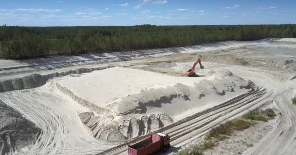 팁 트럭 드라이브 모래 채석장 상부보기에서 굴삭기 — 비디오