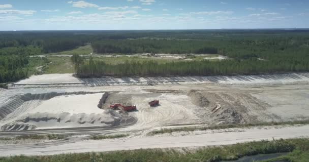 Sandstenbrott med maskiner under folk kontroll antenn utsikt — Stockvideo