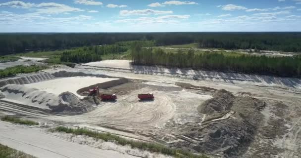 Grävmaskin häller malm i röd tipp vid sand grop övre vy — Stockvideo