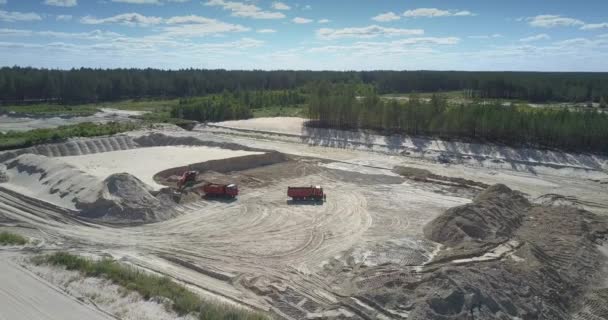 Camion à benne chargé de minerai par excavatrice à la fosse de sable vue aérienne — Video