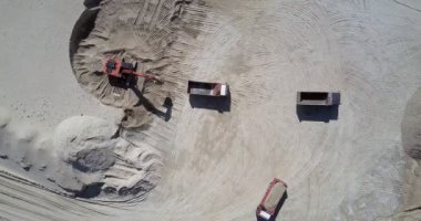 ekskavatör kum ocağı havadan görünümünde cevher ile damper doldurur