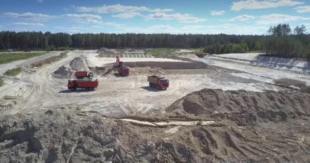 Chargement de camions à pointe avec sable par pelleteuse à la carrière vue aérienne — Video