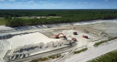 ekskavatör çukur havadan görünümünde damper yüklemek için kum tepe kazılar