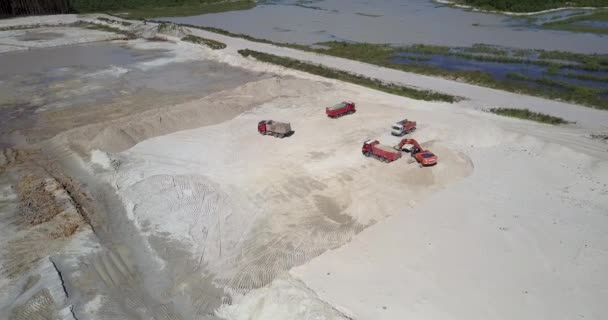Camionetas para máquinas em pedreira de areia desenvolvida vista superior — Vídeo de Stock