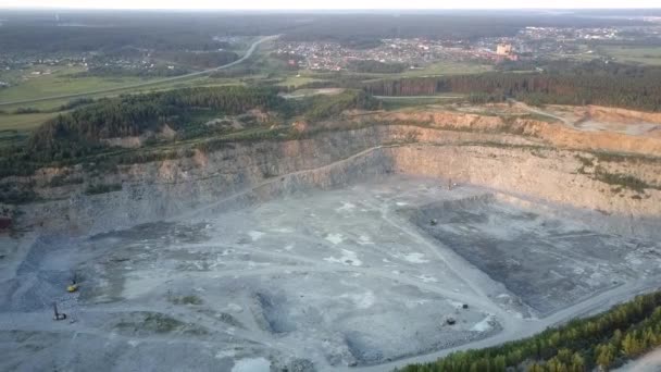 Diferentes máquinas de minería antiguas en gran cantera gris aérea — Vídeos de Stock