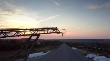 turuncu gökyüzüne karşı modası geçmiş madencilik sektörü elemanları