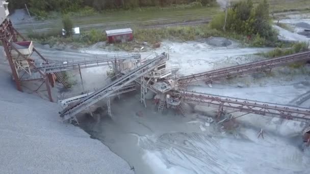 Föråldrad gruvsektorn konstruktion på grå spillror Barrow — Stockvideo