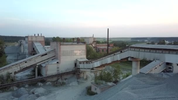 Застаріле будівництво гірничодобувного сектору з розбитими вікнами — стокове відео