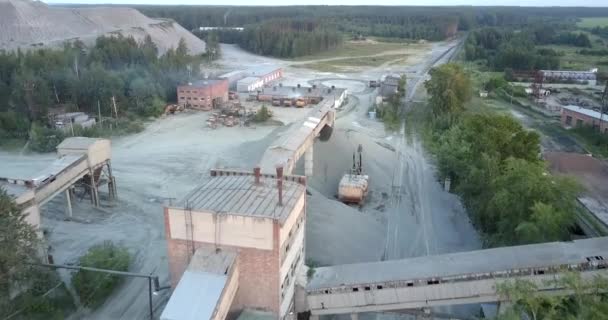 Застарілі підтримки гірничодобувної промисловості та споруди на залізниці — стокове відео